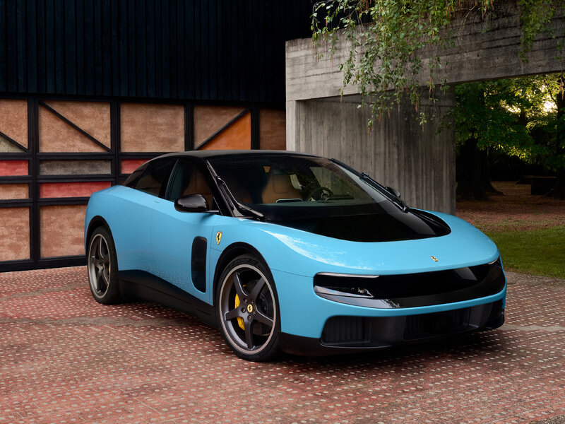 La akcioj de Ferrari falas post lanĉo de ties unua elektra aŭto